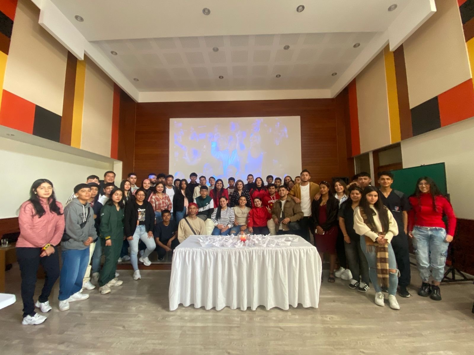 Comunidad educativa reunida en el auditorio de Cinar Sistemas Pasto