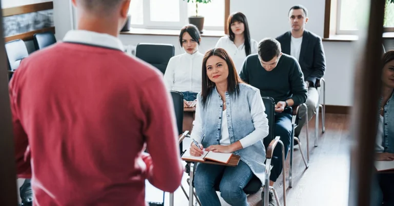 Docente frente a un grupo en clase, artículo sobre educación técnica de Cinar Sistemas Pasto