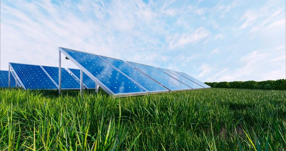 Paneles solares en una zona verde, artículo de transición energética de Cinar Sistemas Pasto