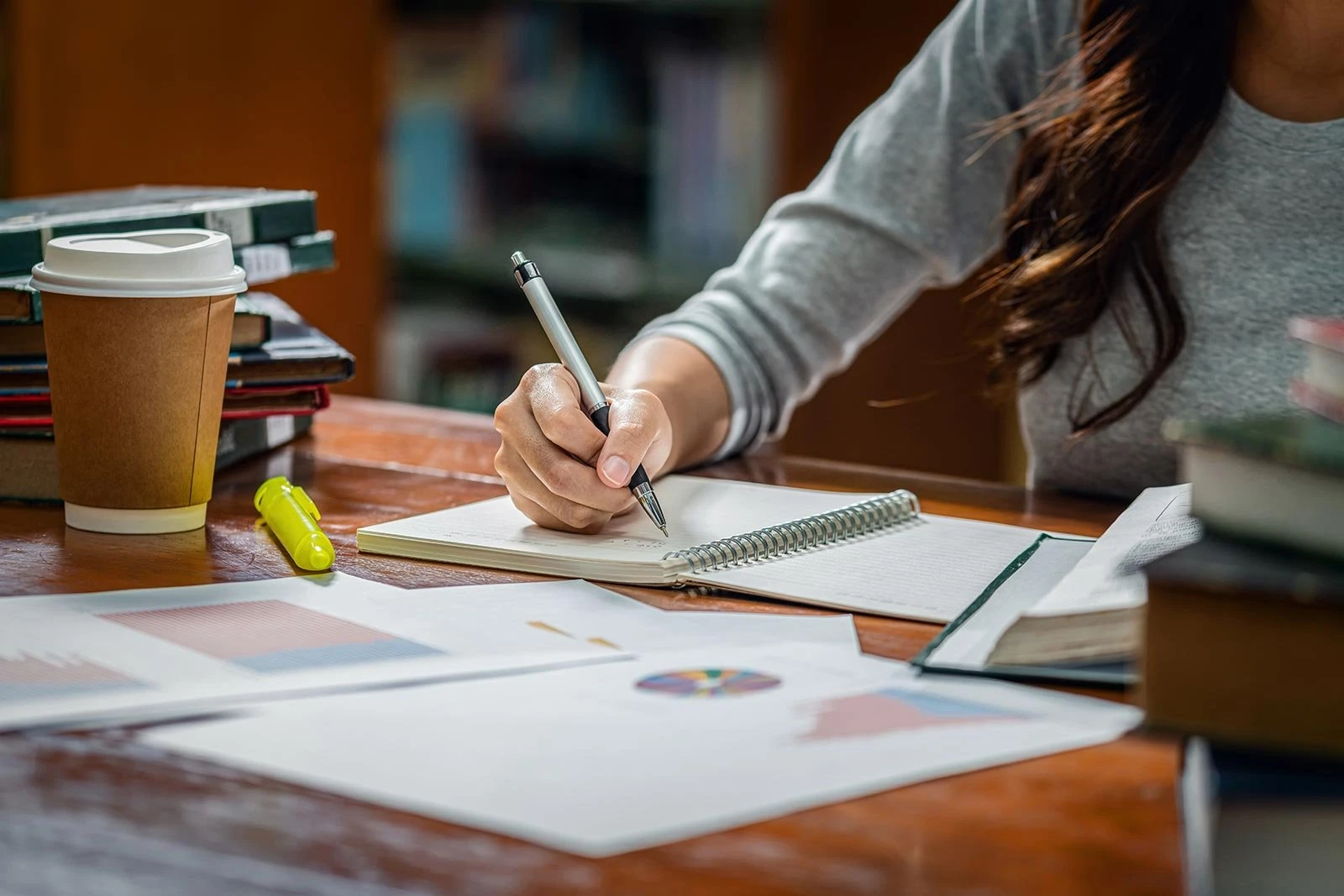 Persona estudiando en una mesa, artículo de formación gratuita SENA y Cinar Sistemas Pasto