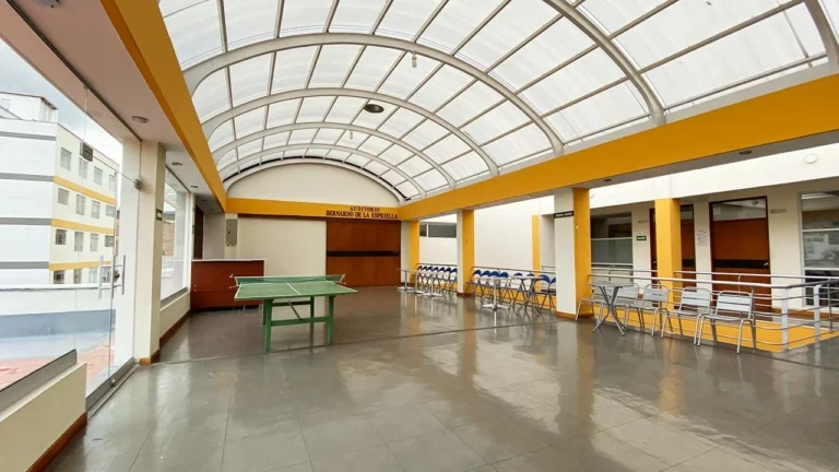 Patio cubierto de Cinar Sistemas Pasto, artículo sobre la institución fundada en 1985
