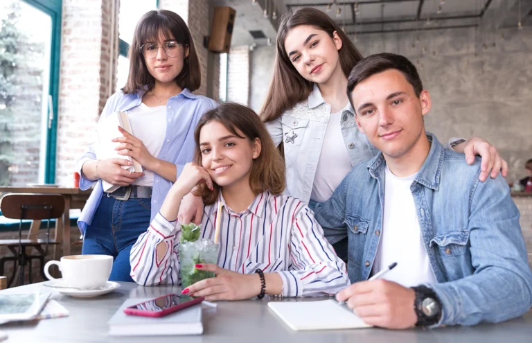 Grupo de jóvenes estudiando, artículo sobre programas técnicos laborales de Cinar Sistemas Pasto