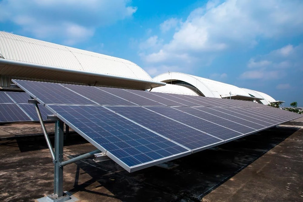 Paneles solares sobre una cubierta, artículo de transición energética de Cinar Sistemas Pasto